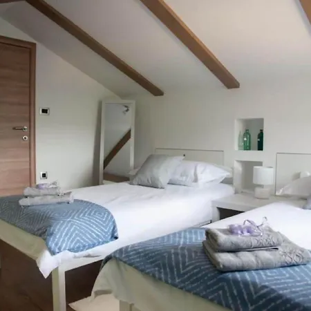 Holiday home Quaint In With Hot Tub Risika