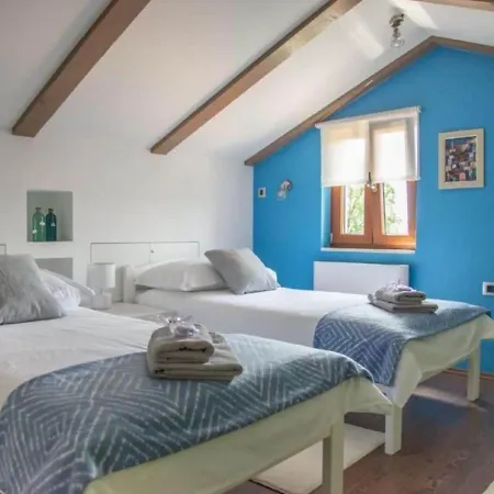 Holiday home Quaint In With Hot Tub *