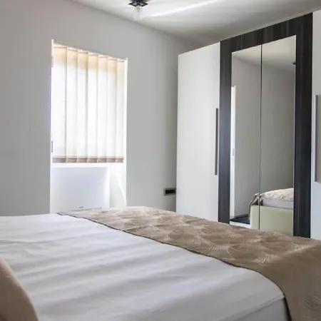 Quaint In With Hot Tub Holiday home *